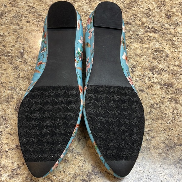 Soft Style by Hush Puppies Flats. Blue Floral Bird Design. Size 8.5. Like New! - Picture 8 of 10